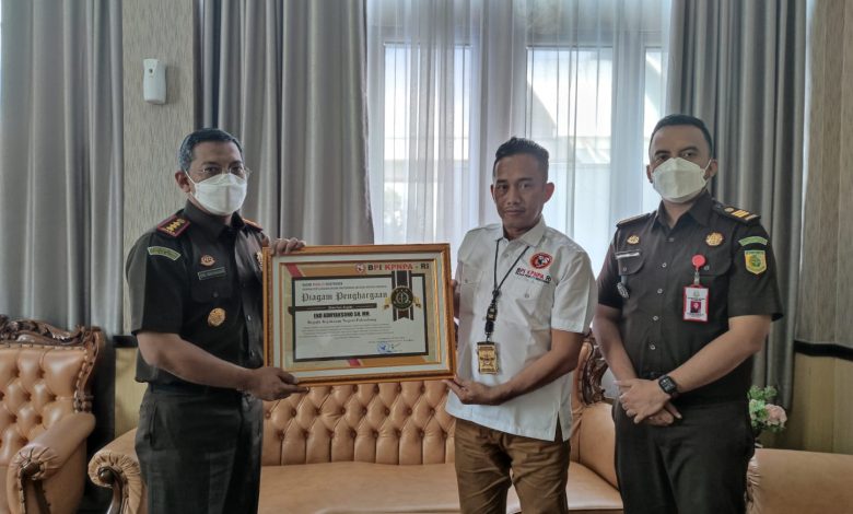 BPI KPNPA RI Ganjar Kajari Palembang Dengan Penghargaan "BPI Awards ...