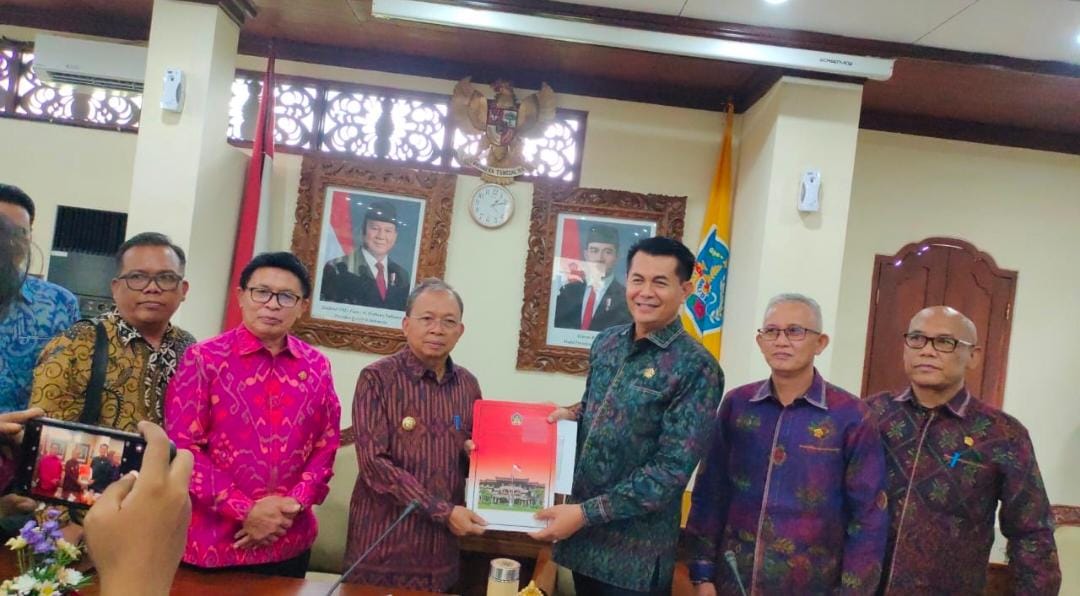 Rekomendasi Pansus Dua Proyek di Kelingking Beach Resmi Diserahkan, Gubernur Koster Sebut Akan Ada Kejutan