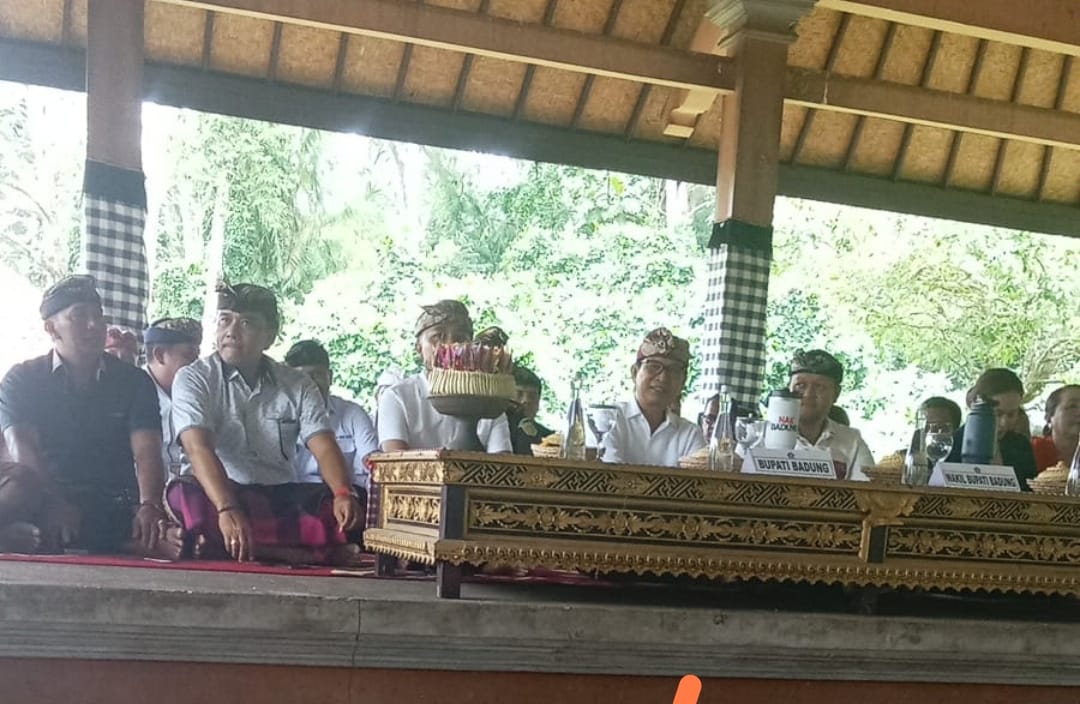 Bantu Ringankan Biaya Upacara Hari Raya Galungan,Bupati Badung Secara Simbolis Serahkan Bantuan Dua Juta Rupiah