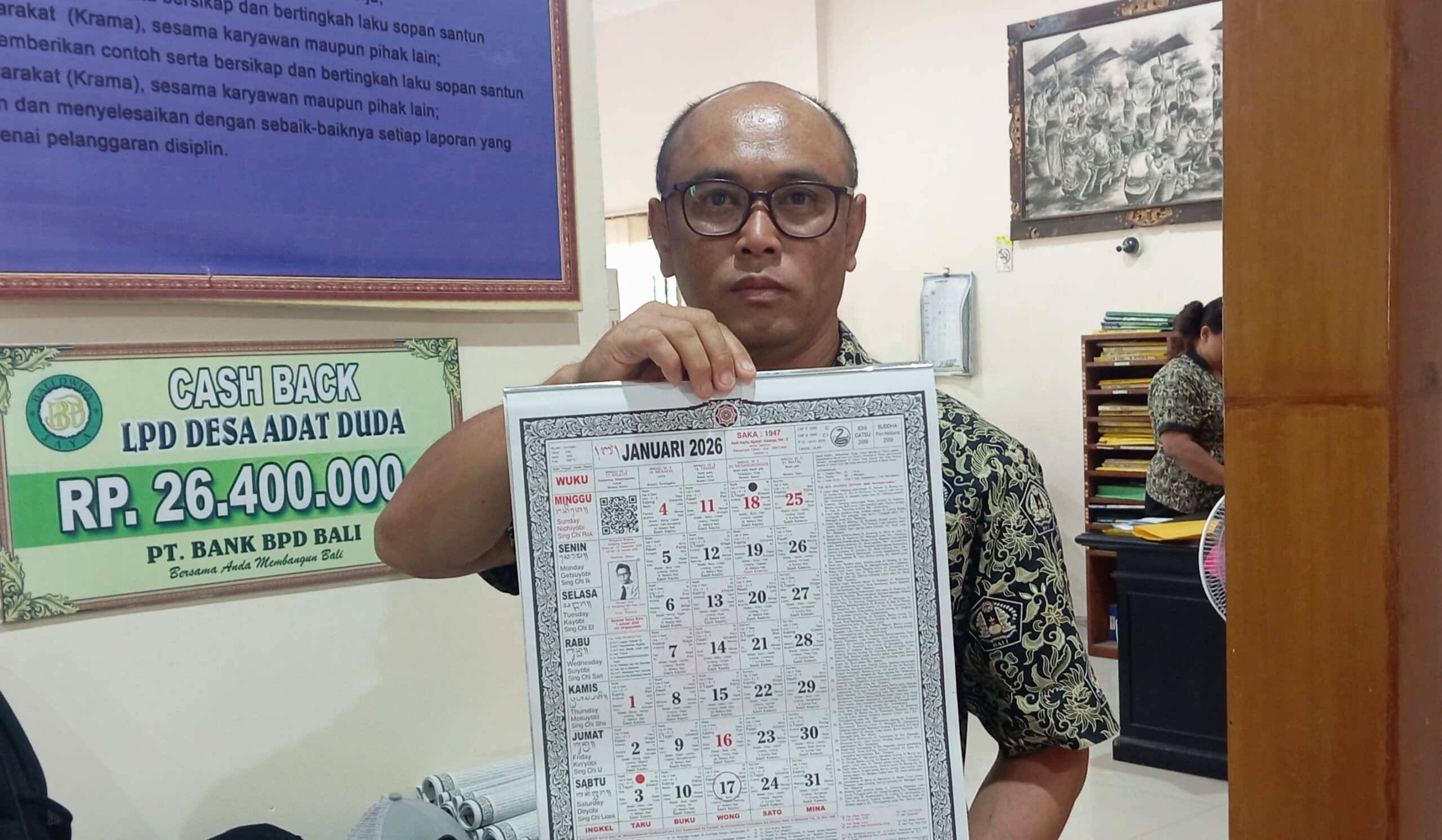 Bentuk Pelayanan dan Penyengker Ikatan dengan Krama, LPD Desa Adat Duda Bagikan 3.500 Kalender Jelang Akhir Tahun