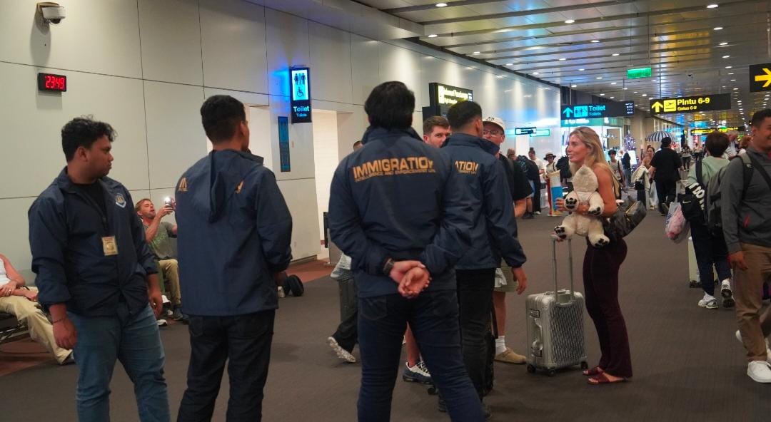 Imigrasi Ngurah Rai Deportasi 4 WNA “Bonnie Blue” Terbukti Langgar Lalu Lintas dan Izin Tinggal
