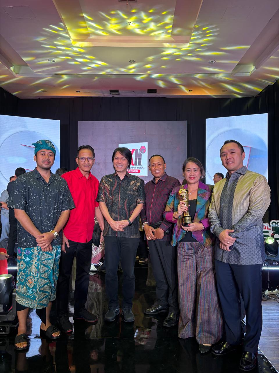 Tokoh Muda Bali Gek Diah Srikandi Raih Piala Megawati di Jakarta