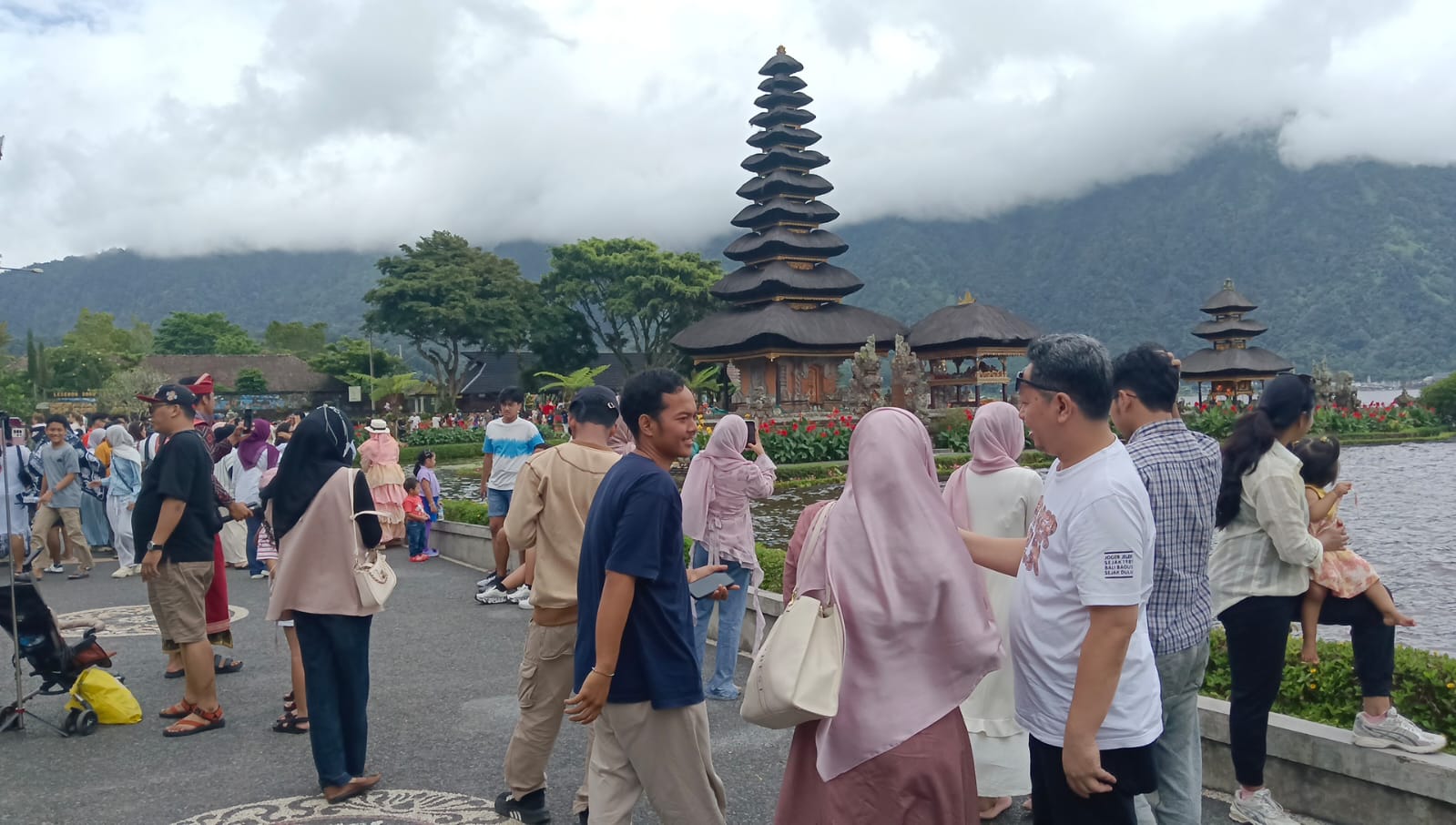 Kunjungan DTW Ulun Danu Beratan Membludak Tembus 1.800 Orang saat Liburan Nataru