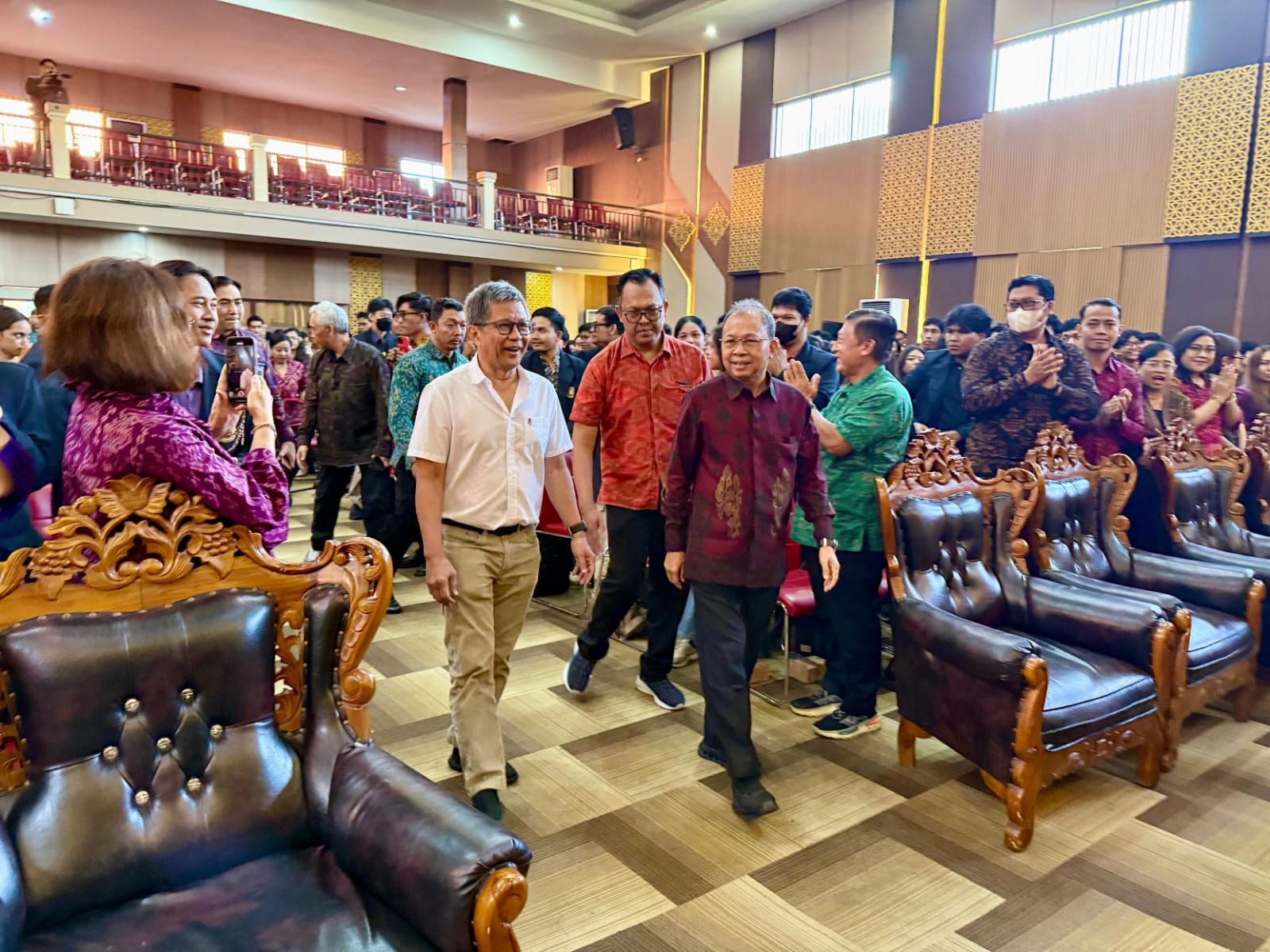 Rocky Gerung dan Kopi Arak Bali: Retorika, AI dan Jati Diri di Hadapan Mahasiswa UNMAS