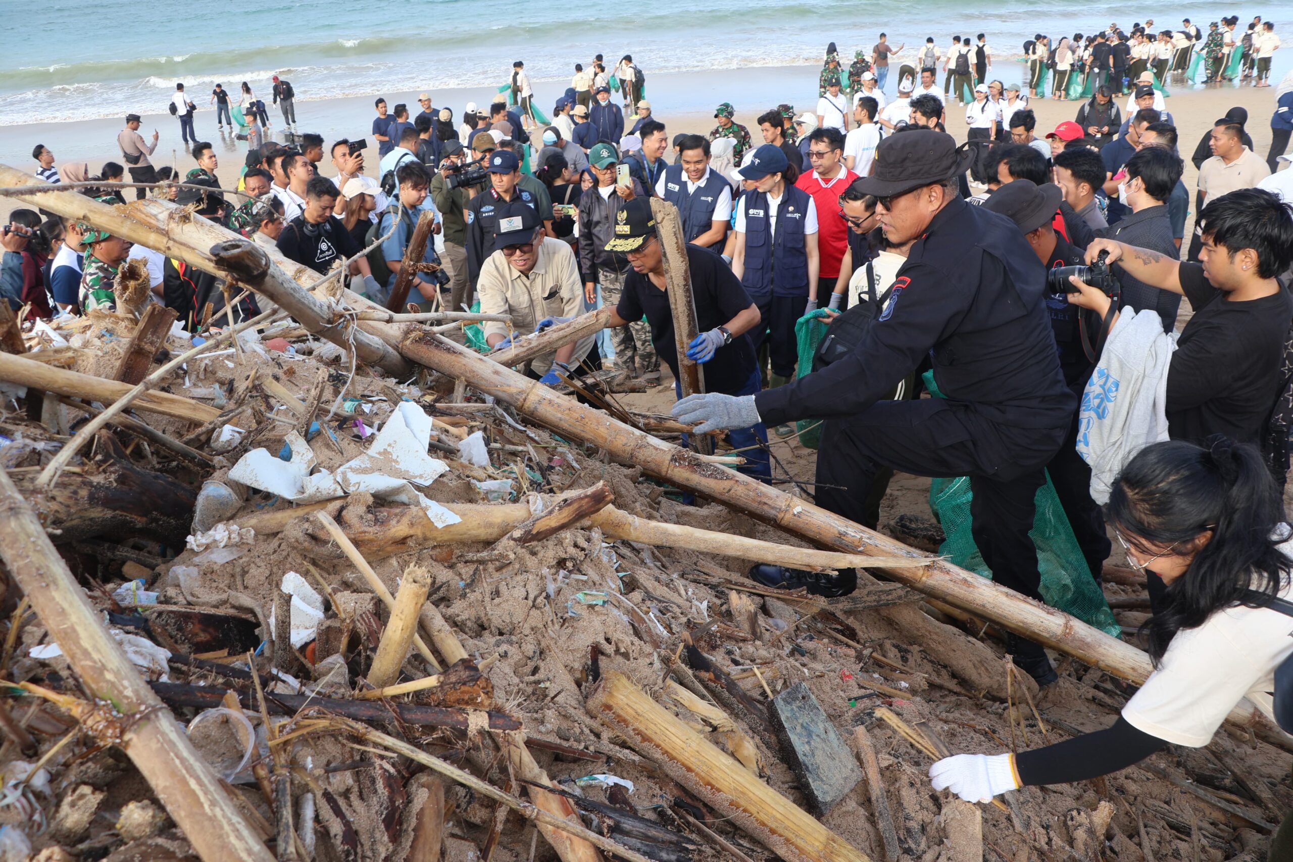Korve Bersih Sampah di Pantai, Gubernur Koster Pertegas Komitmen Pemprov Bali Tangani Sampah, Satgas Diminta Siaga