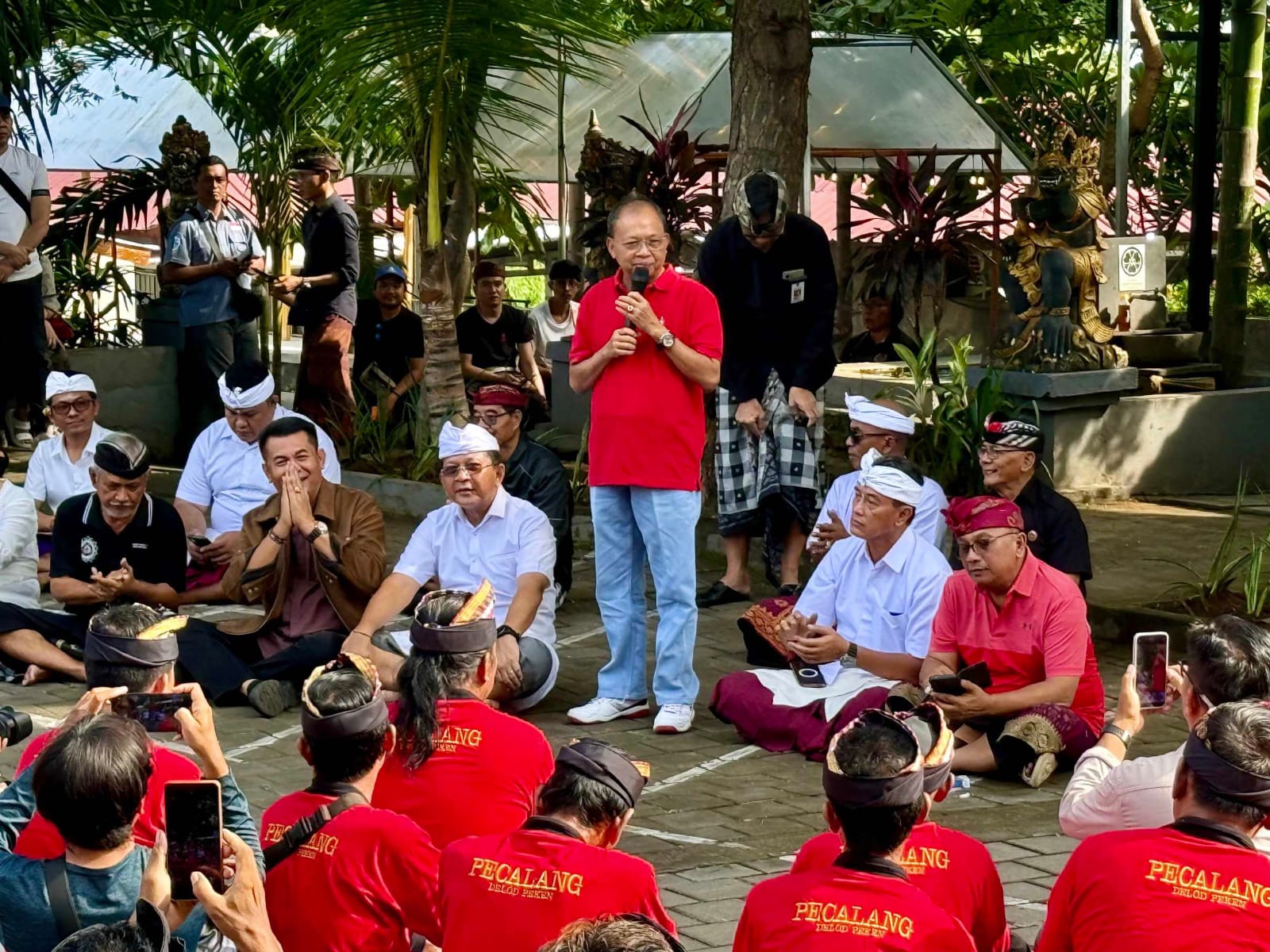 Gubernur Koster Serahkan Seragam Buat 503 Pecalang Buleleng Siapkan Insentif Rp50 Juta per Desa Adat