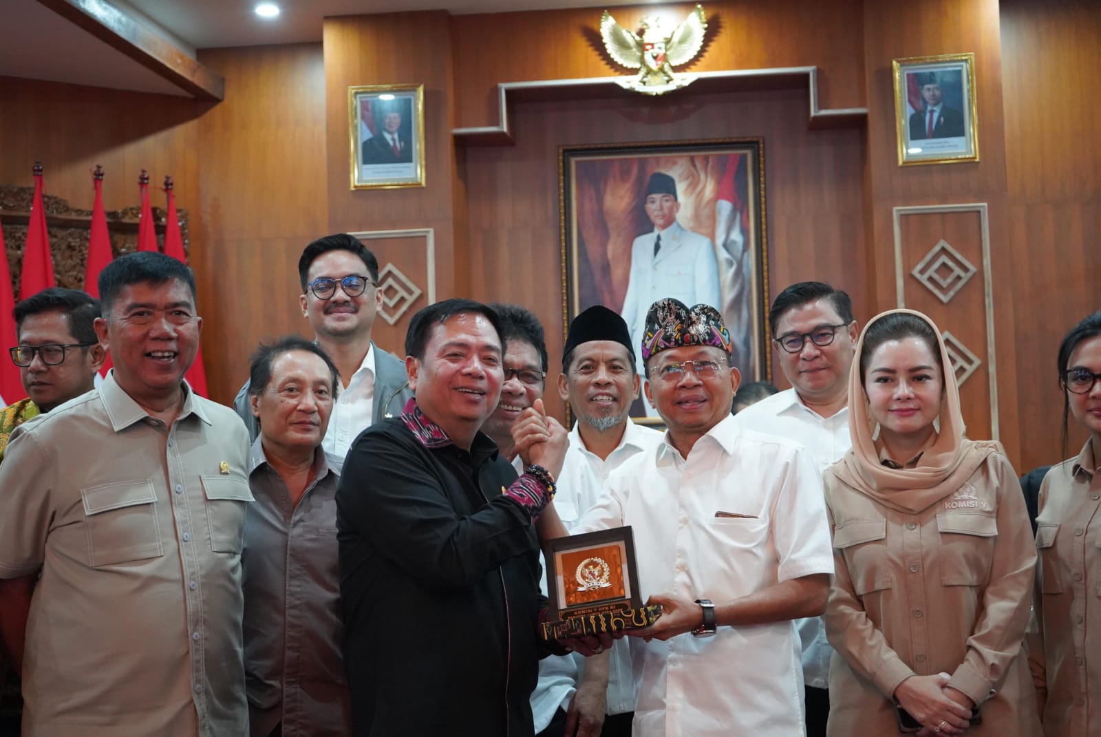 Kunker Bertemu Gubernur Koster, Ketua Komisi V DPR RI Tegaskan Infrastruktur Bali harus Dibangun Komprehensif dan Selaras Budaya