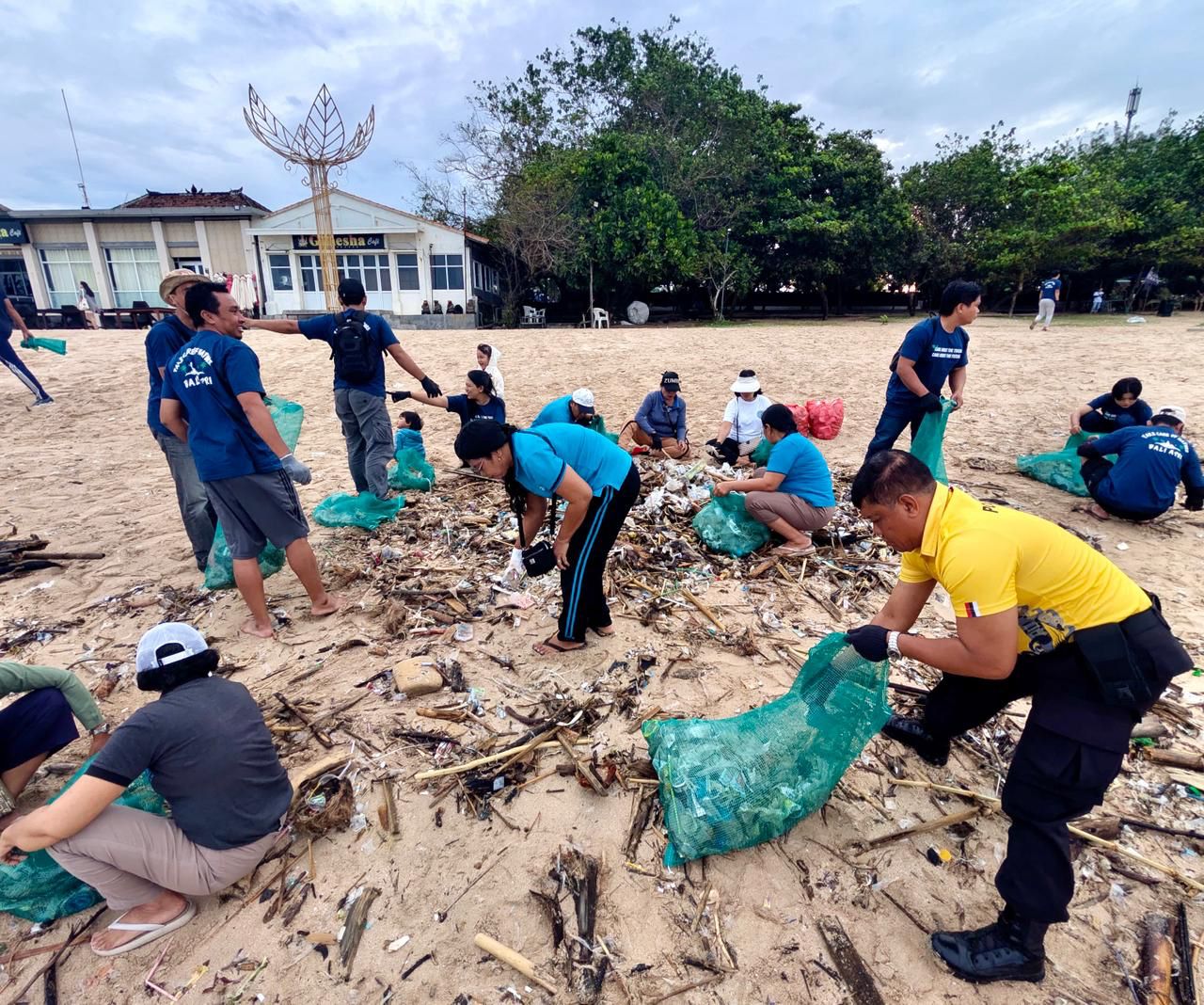Kolaborasi Sungai Watch, Desa Adat dan Relawan Warnai HPSN 2026 di Pantai Kedonganan