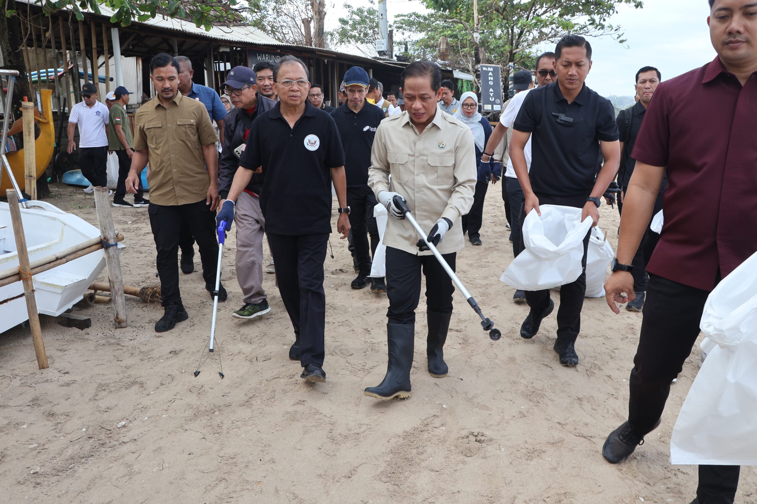 Aksi Kolektif Bali Bersih Sampah di Jimbaran, Menteri LH dan Gubernur Koster Serukan Wajib Pilah Sampah dari Sumber
