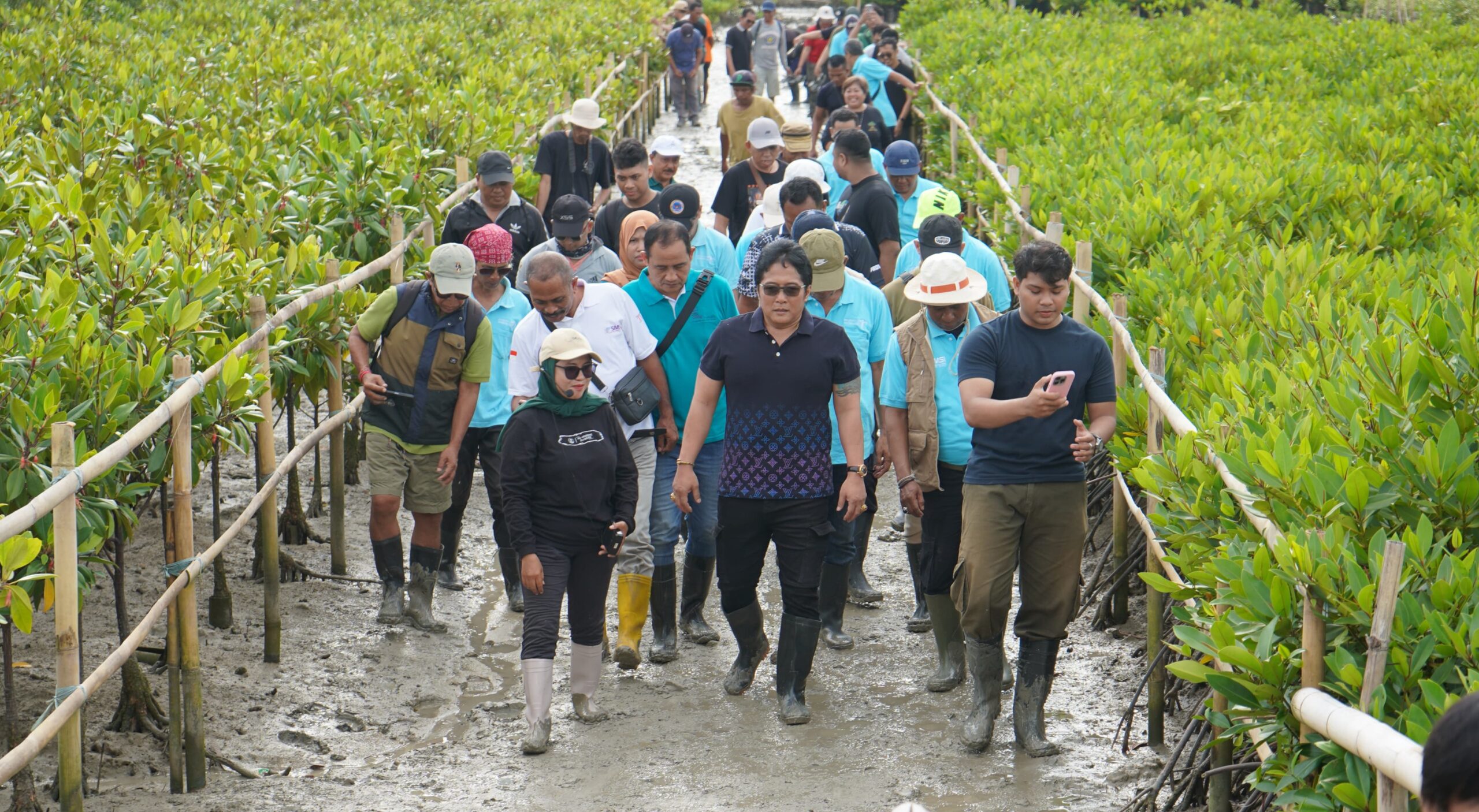 Wagub Giri Prasta Tanam Bibit Mangrove, Sadarkan Pentingnya Keberadaan Tahura Bali untuk Menahan Gelombang Air Laut