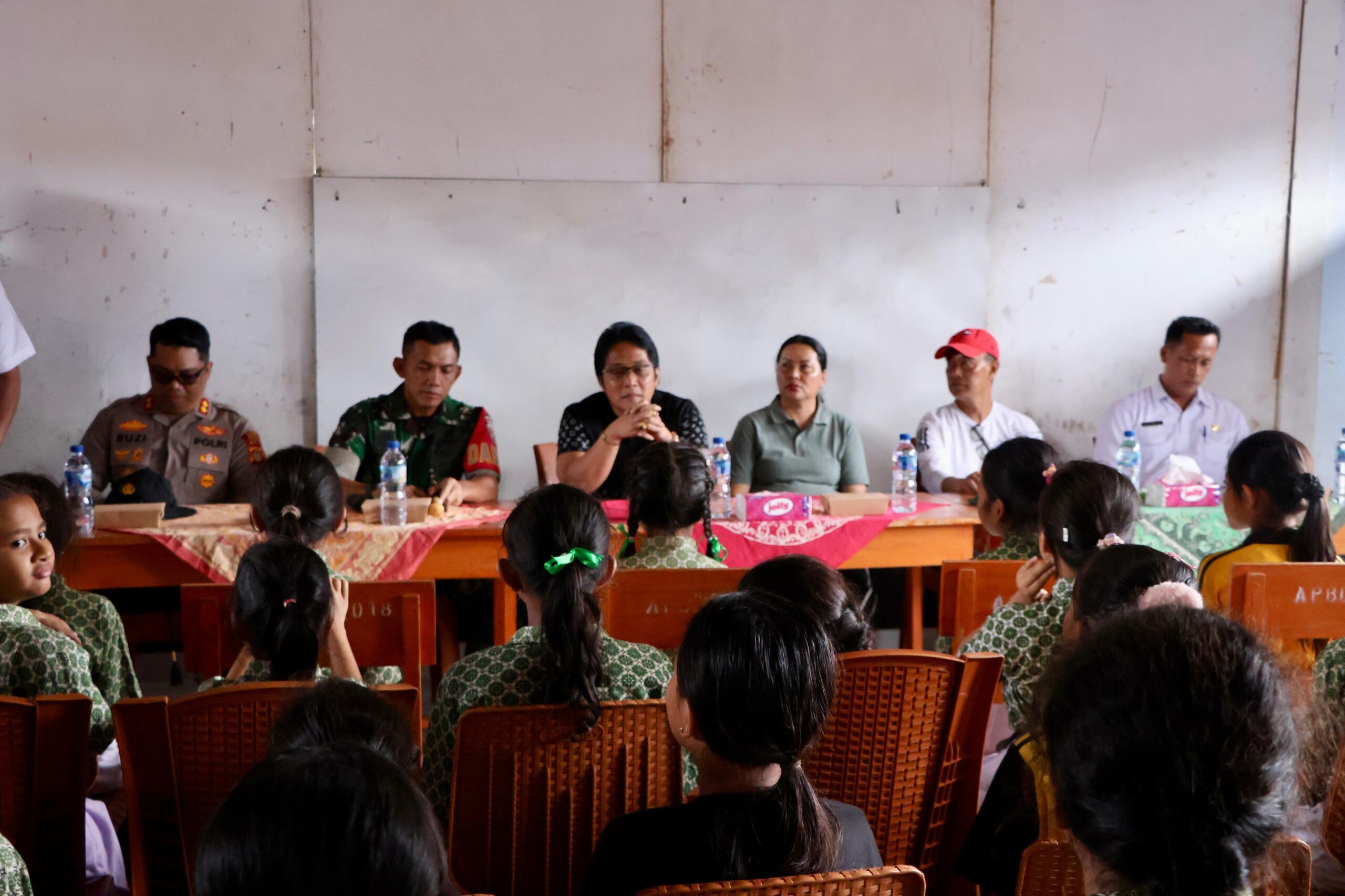 Tinjau Lokasi Banjir Bandang di Desa Banjar, Wagub Giri Prasta Serahkan Bantuan Pribadi kepada Siswa Terdampak dan Keluarga Korban Meninggal