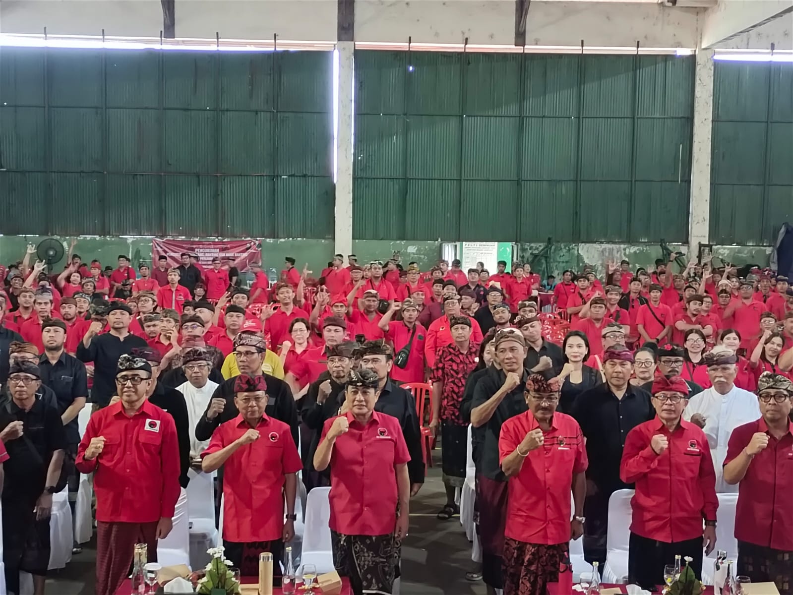Pengurus PAC, Ranting dan Anak Ranting PDIP Denpasar Dikukuhkan, Koster Tekankan Ideologi dan Gotong Royong
