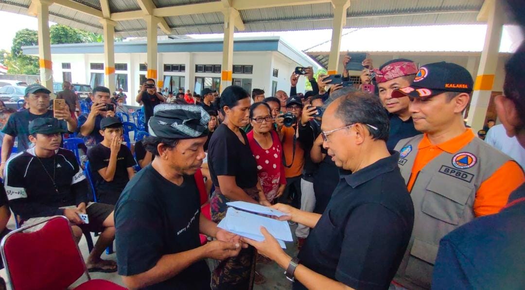 Salurkan Bantuan Rp1,26 Miliar Korban Banjir di Banjar, Gubernur Koster: Belum Final dan Pendataan Masih Berlanjut