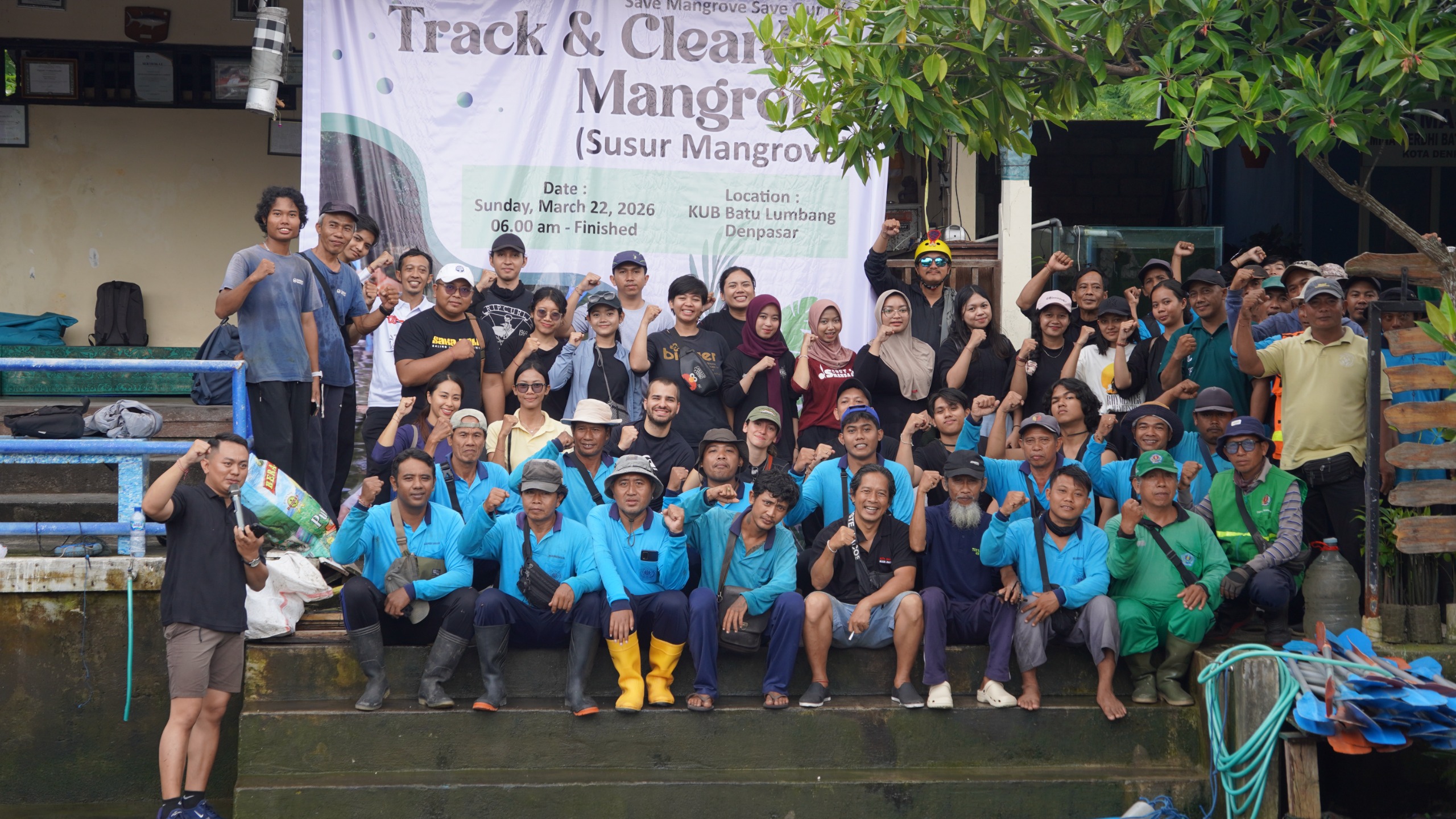 Solidaritas Masyarakat Bersihkan Ekosistem Mangrove dari Sampah Plastik