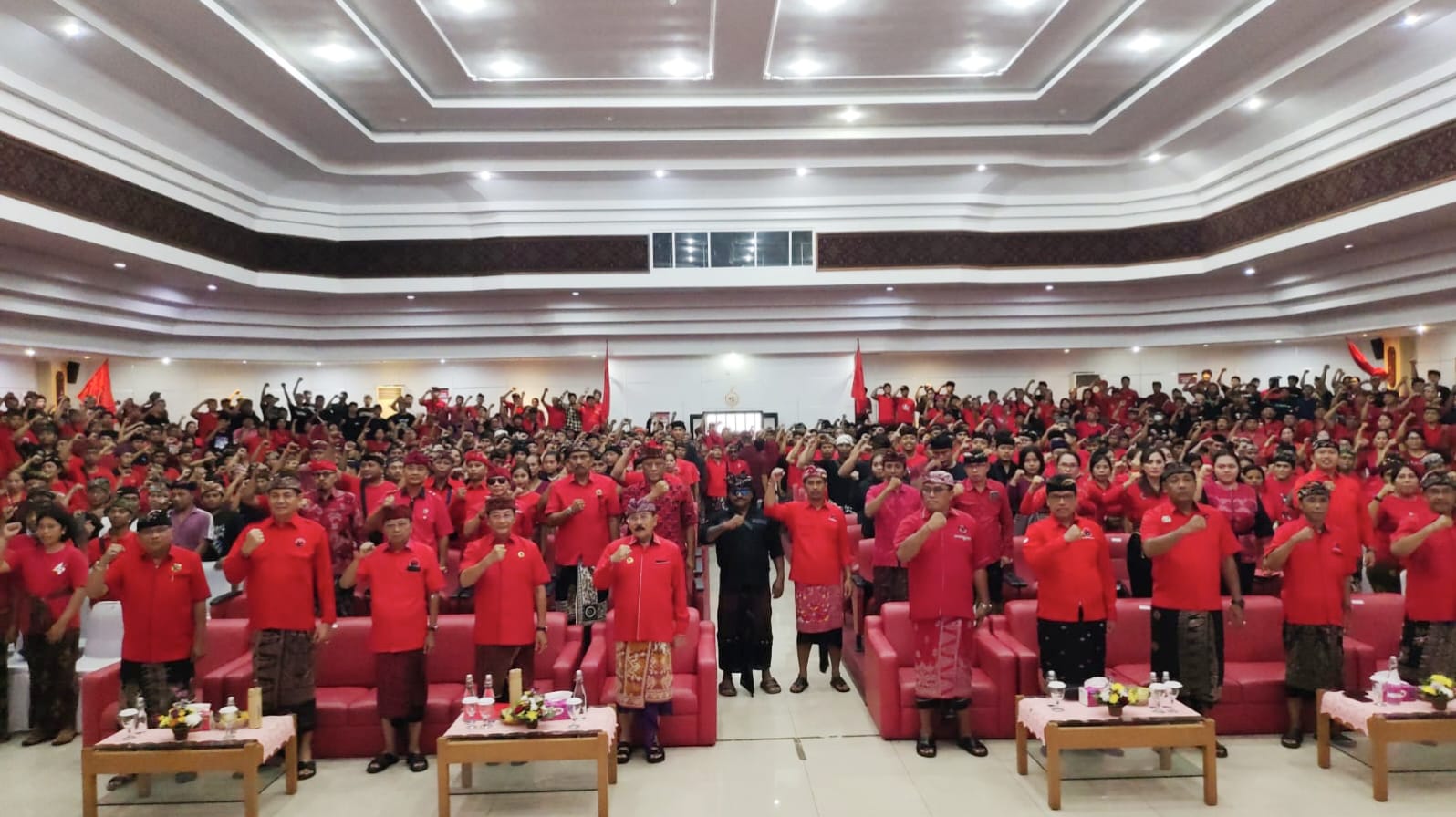 Perkuat Konsolidasi Partai, Koster Resmi Kukuhkan Ribuan Pengurus PDIP Hingga Tingkat Banjar di Karangasem 