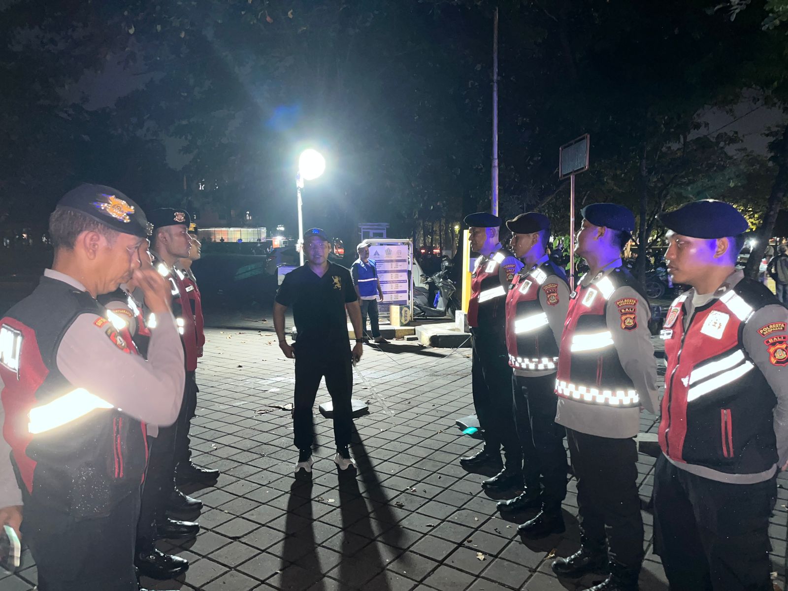 Serah Terima Peralatan di Lapangan Renon, Samapta Polresta Denpasar Pastikan Situasi Aman dan Terkendali