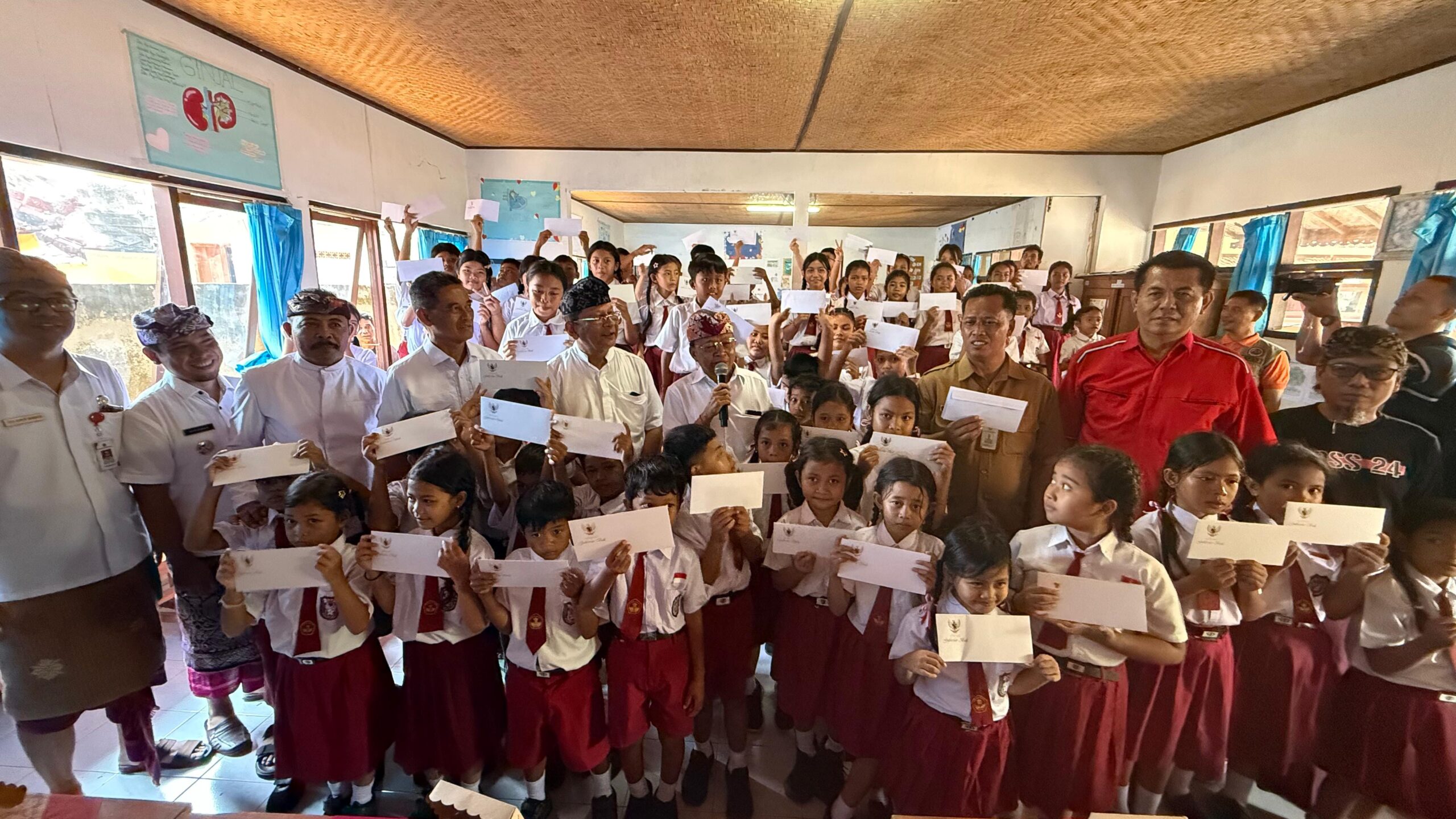 Gubernur Wayan Koster Tepati Janji, 66 Siswa Terima Bantuan Rp1 Juta Saat Serahkan Rp129 Juta untuk Pemulihan SDN 5 Banjar Pascabanjir