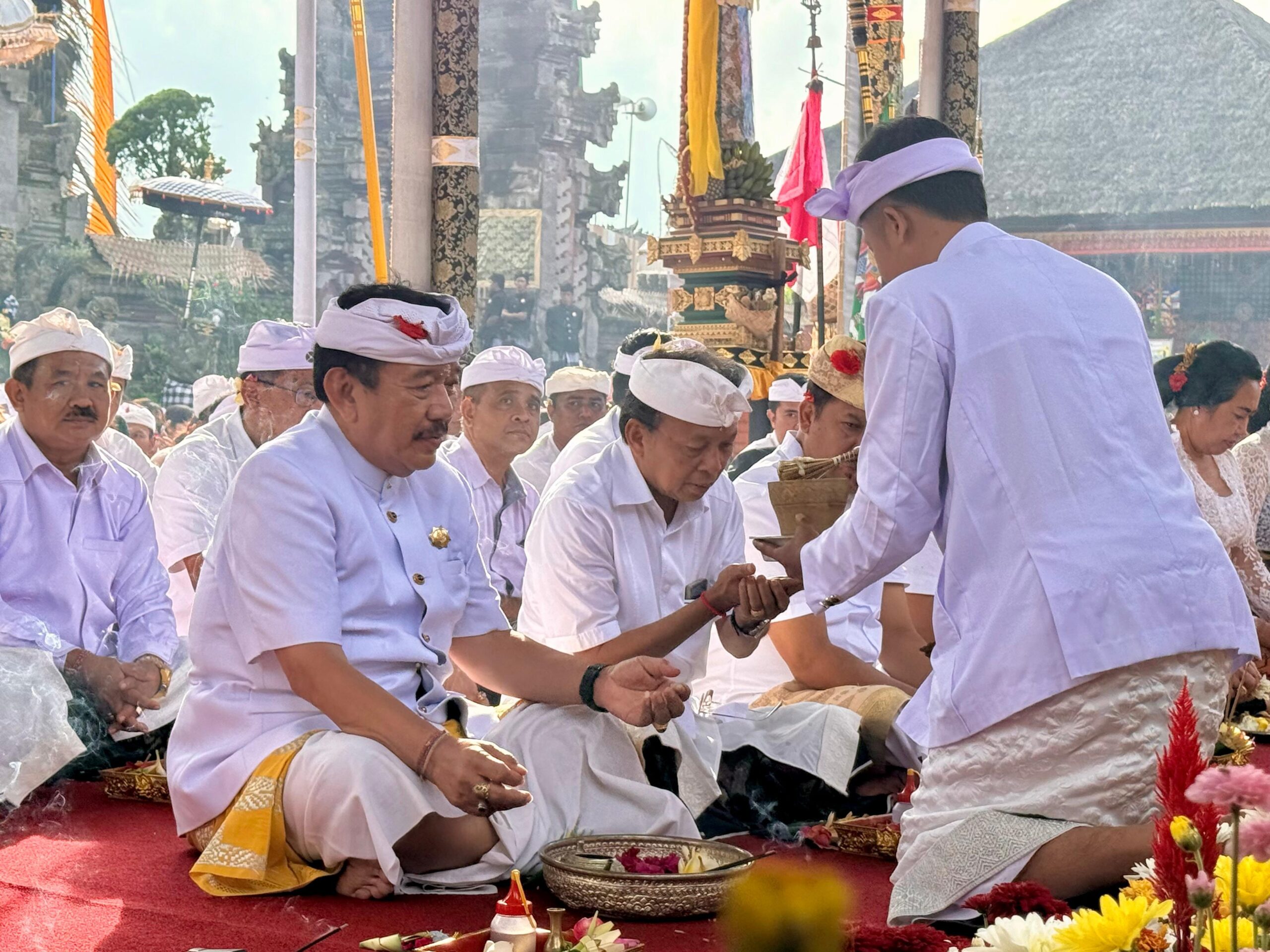 Gubernur Koster Doakan Kerahayuan Jagat Bali di Karya Ngusaba Kadasa Pura Ulun Danu Batur