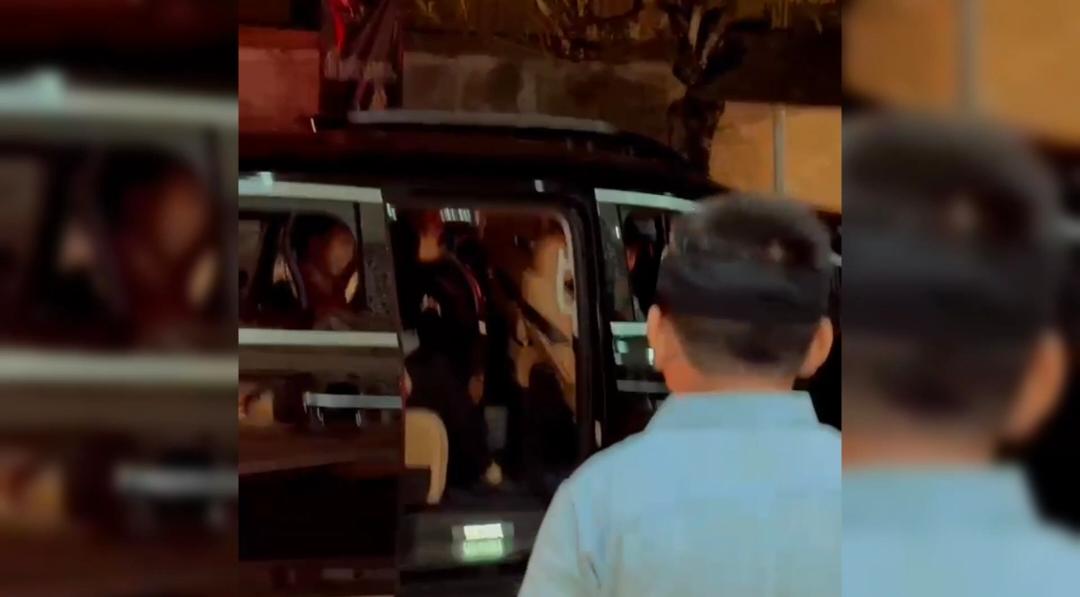 Sentuhan Tulus di Tengah Malam: Momen Hangat Gubernur Koster dan Seorang Anak