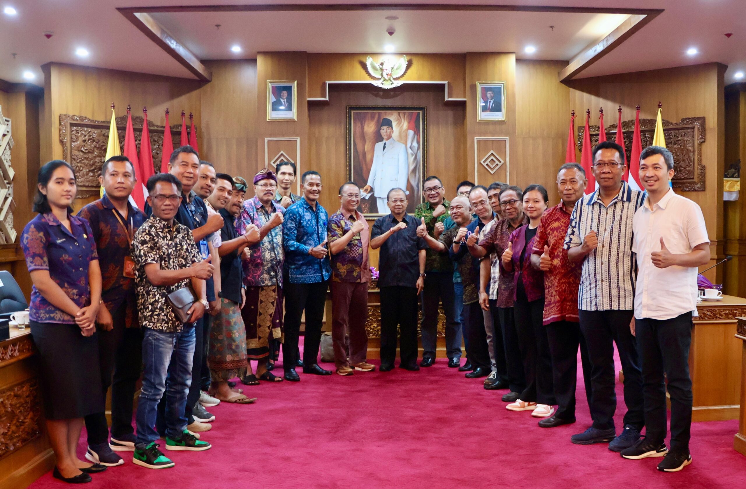 Gubernur Koster Serap Aspirasi Pelaku Usaha Taksi dan Dorong Percepatan Elektrifikasi Transportasi di Bali