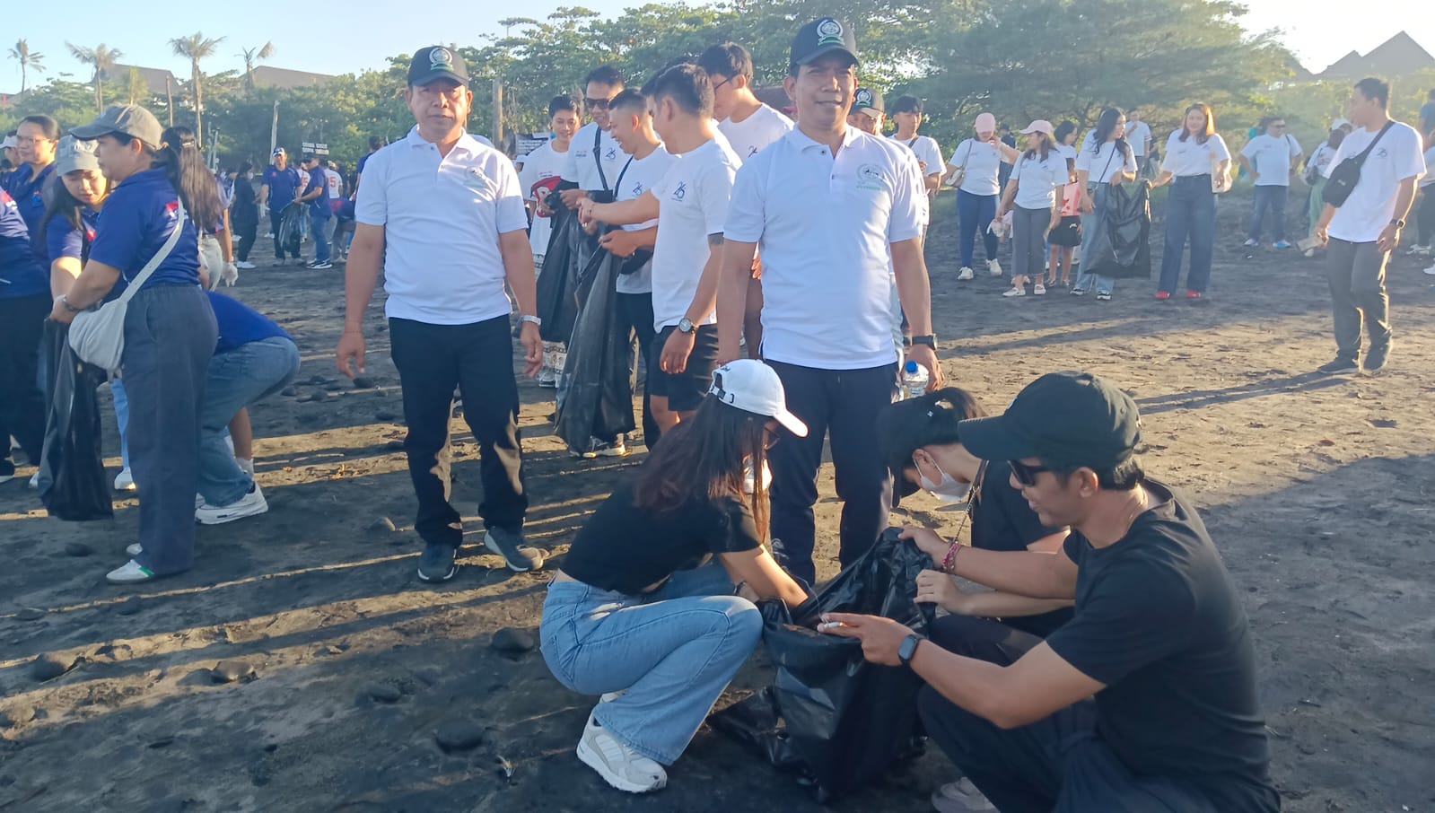 Aksi Nyata Peduli Lingkungan, Perbarindo Bali Bersihkan Pantai Yeh Gangga dan Lepas 200 Tukik