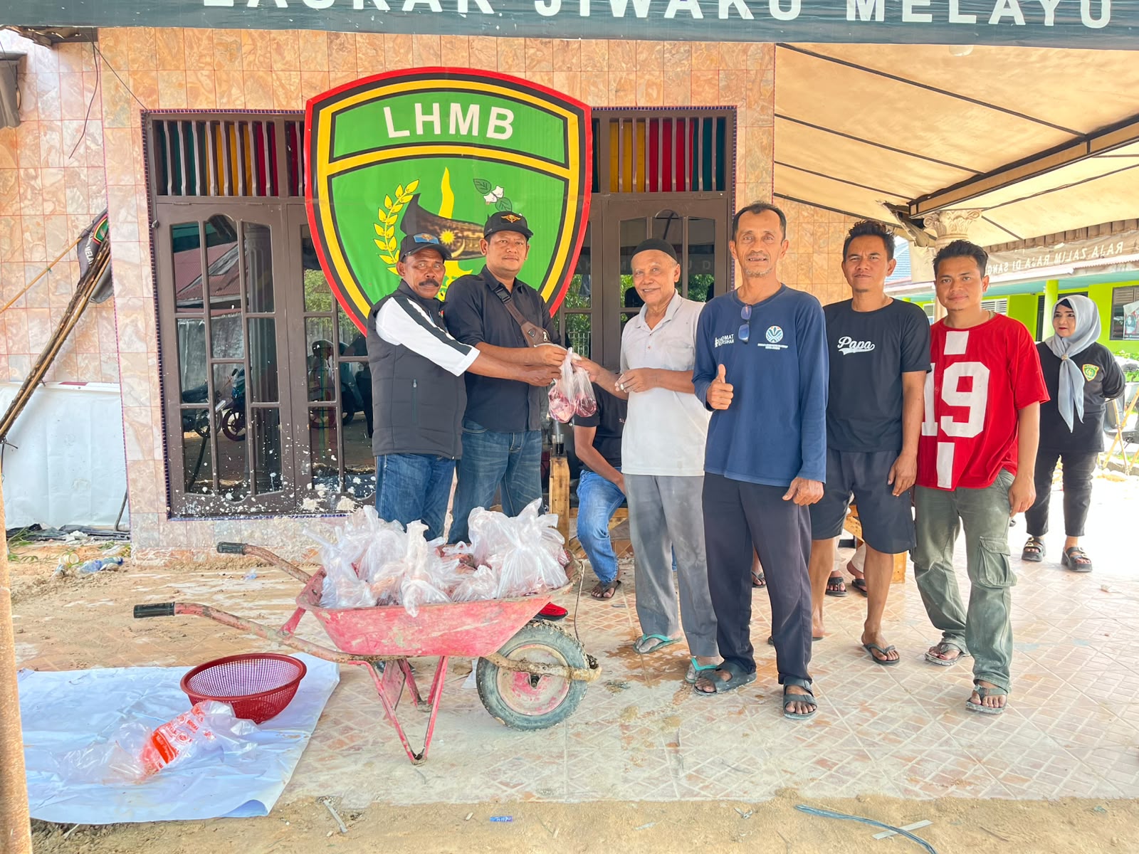 LHMB Kota Dumai Menyerahkan Daging Qurban kepada Masyarakat Jalan Cengkeh