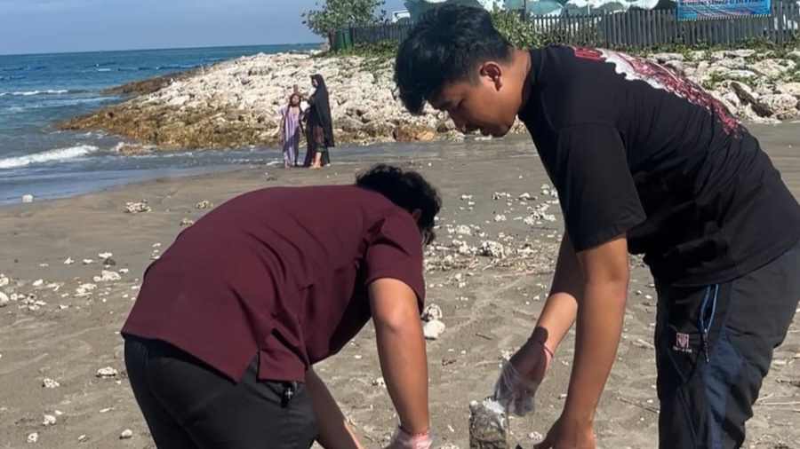 BEM Fakultas Hukum Universitas Udayana Gelar Kegiatan Mahasiswa Peduli Lingkungan di Kawasan Pantai Jerman