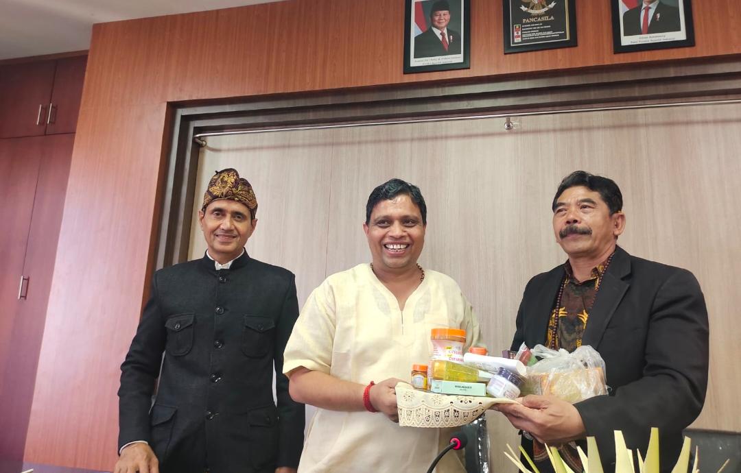 Acharya Balkrishna, Dr. Somvir, dan Prof. IGN Sudiana Teken MoU Bersejarah Bali–India di Bidang Yoga dan Kesehatan