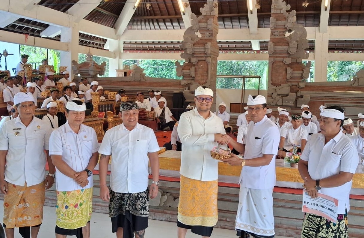 Wakil Ketua Komisi I DPRD Badung Bali Lanang Umbara Dampingi Wabup Badung Hadiri Upacara Ngeratep Petapakan di Pura Dalem Bebalang
